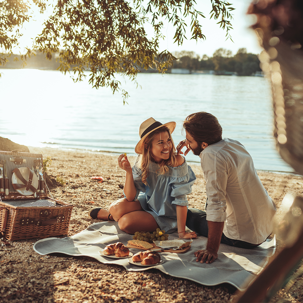 Jak się ubrać na piknik? Zobacz najpiękniejsze stylizacje na garden party i przyjęcia w plenerze!